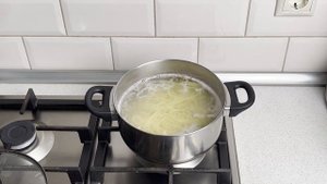 КАК ПРИГОТОВИТЬ МАКАРОНЫ С СЫРОМ И ЯЙЦОМ? Вкусная паста на сковороде на второе