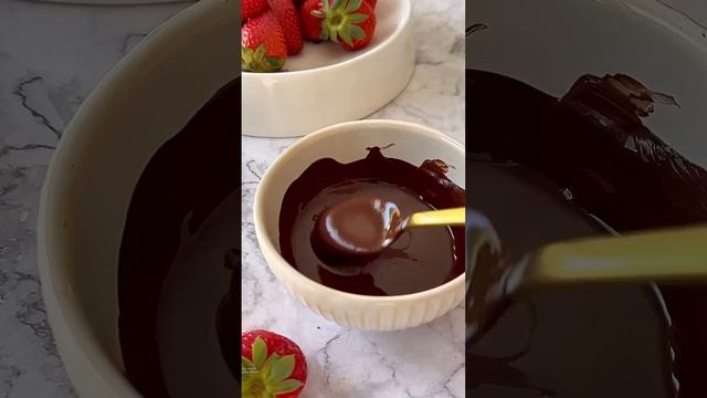 Простой рецепт красивой подачи клубники в шоколаде ❤️ #клубникавшоколаде