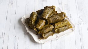 Голубцы в виноградных листьях Долма из виноградных листьев. Как приготовить вкусно и просто.