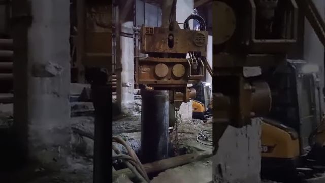 +7 (985) 185-77-77 Погружение труб при помощи мощного кранового вибропогружателя АPE 50