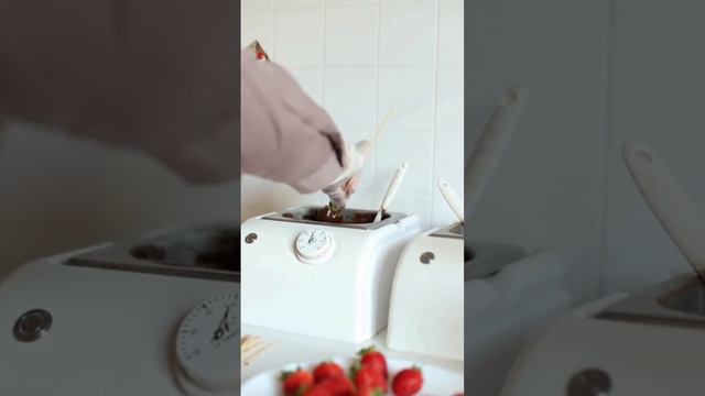 Готовим клубнику в шоколаде  #клубникавшоколаде #клубничныйбукет