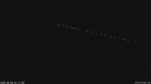 Новая партия спутников #Starlink в небе над Уралом ночью 9 июня 2024 года