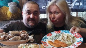 Двойной обжор - рыбные салат и палочки, морская капуста с крабом | Трэш мукбанг куриные головы