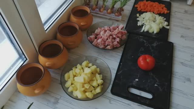 Готовим мясо с овощами в горшочках.