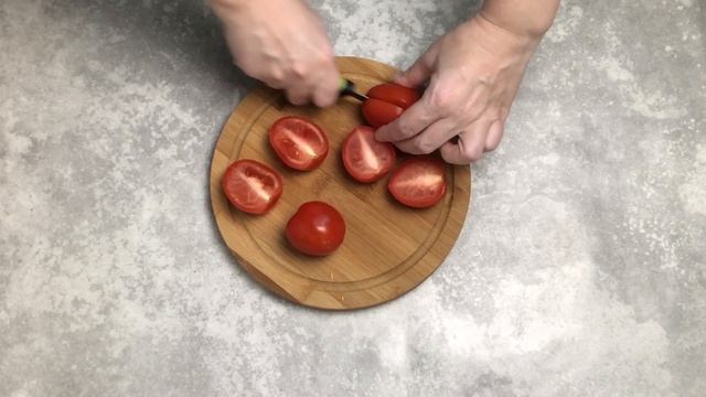 КАК ПРИГОТОВИТЬ ПОМИДОРЫ, ФАРШИРОВАННЫЕ СЫРОМ, ЧЕСНОКОМ И ЯЙЦОМ? Вкусная холодная закуска