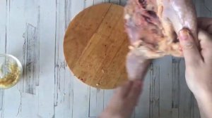 Курица жареная с золотистой корочкой на сковороде  Как вкусно пожарить курицу целиком