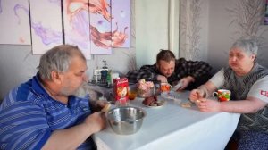 Мукбанг СЪЕДИМ В ОДИН ПРИСЕСТ ВСЕ ЧТО КУПИЛИ подвал ильича