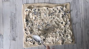 КАК ПРИГОТОВИТЬ ТВОРОЖНЫЕ РУЛЕТИКИ? Рулеты с творогом и изюмом из слоеного теста в духовке