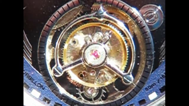 Механизм механических часов в замедленной съемке.