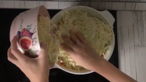 Тушеная капуста с сосисками на сковороде Классическая свежая капуста на сковороде с сосисками
