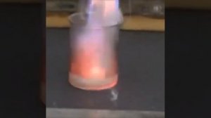 Реакцию калия с соляной кислотой следует проводить при низких температурах, при комнатной   може