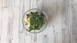 Огуречный салат с рукколой и сыром