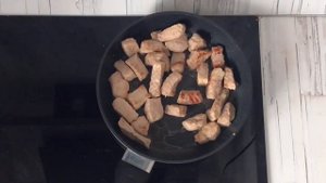 Свинина в сметанном соусе на сковороде  Сочное и нежное мясо свинины тушеное в сметане