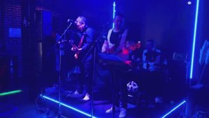 Мой друг лучше всех играет блюз.