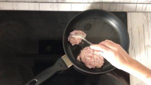 КАК ПРИГОТОВИТЬ МЯСО ПО-АЛБАНСКИ ИЗ СВИНИНЫ? Ароматные котлеты по албаски со свининой на сковороде