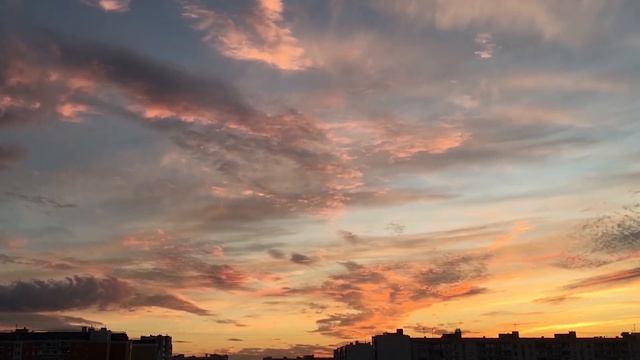 Московский Закат. Струящиеся перистые облака. Красочная картина заходящего Солнца.