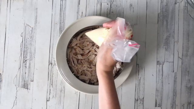 КАК ПРИГОТОВИТЬ САЛАТ С КОПЧЕНОЙ КУРИЦЕЙ, АНАНАСОМ, СЫРОМ И КУКУРУЗОЙ? Яркий, праздничный, слоеный смотреть онлайн