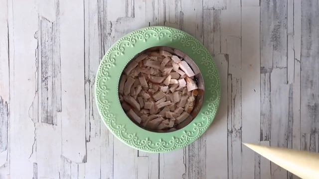 КАК ПРИГОТОВИТЬ САЛАТ С КОПЧЕНОЙ ГРУДКОЙ И СВЕЖИМ ОГУРЦОМ? Слоеный, из простых продуктов, быстрый