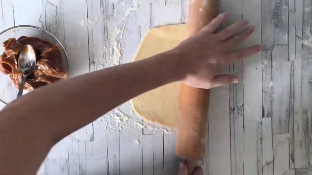 КАК ПРИГОТОВИТЬ БУЛОЧКИ СО СГУЩЕНКОЙ ВАРЕНОЙ ИЗ ДРОЖЖЕВОГО ТЕСТА? Сладкие, к чаю, с начинкой внутри смотреть онлайн