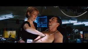 Тони Старк впервые меняет реактор. (Железный человек / Iron Man 2008)