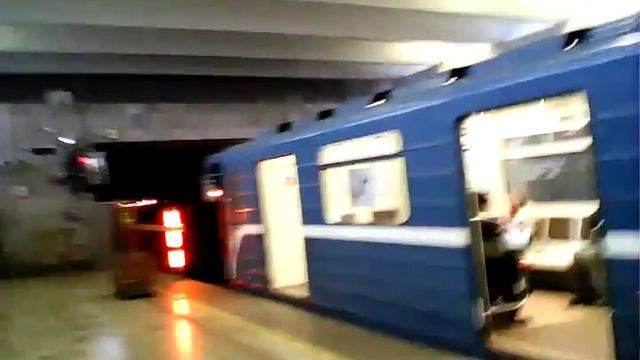 На станции метро Рыбацкое