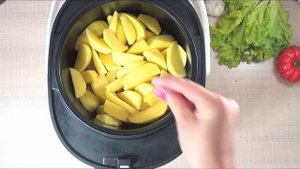 Куриные бедрышки в мультиварке с картошкой