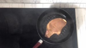 КАК ПРИГОТОВИТЬ СВИНУЮ КОРЕЙКУ НА СКОВОРОДЕ НА КОСТИ? Сочная, вкусная, на ужин
