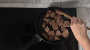 Говядина тушеная с луком Как потушить говядину с луком на сковороде Тушеное мясо с луком
