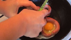 Яичница сердечком с сосиской