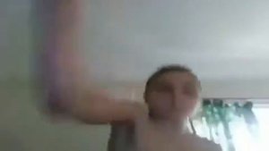 Пацан танцует под жесткий клубняк