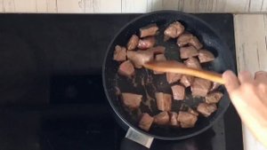 КАК ПРИГОТОВИТЬ МЯСО В СМЕТАНЕ В ГОРШОЧКЕ? Жаркое с овощами на сытный обед или ужин