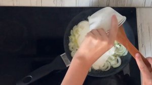 КАК ПРИГОТОВИТЬ КАЛЬМАРЫ ТУШЕННЫЕ В СМЕТАНЕ С ЛУКОМ НА СКОВОРОДЕ? Вкусные, на скорую руку, на ужин!