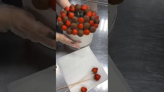 Как закрепить клубнику в шоколаде в шляпной коробке  Быстрый мастер класс ✨