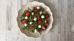 Салат с моцареллой рукколой и помидорами черри