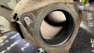 Разрушенный катализатор Geely Coolray