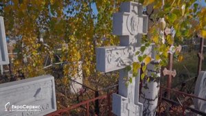 Мраморный памятник в форме креста с надгробной плитой из гранита