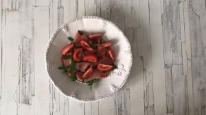 Салат из копченой курицы с овощами и маслинами