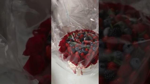 Распаковка клубничного букета  #клубникавшоколаде #strawberry #food #клубничныйбукет #подарок