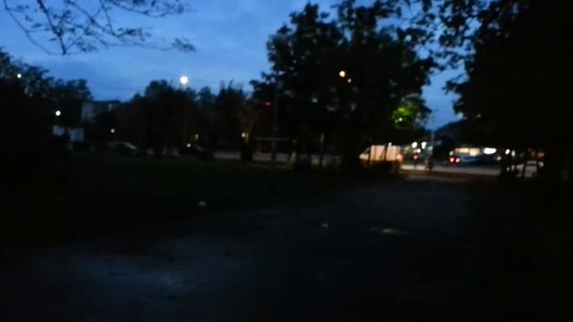 На скамейке сквера уже холодно сидеть смотреть онлайн