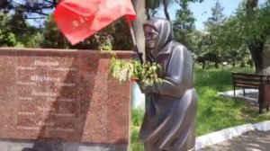 Памятник Бабушке с Флагом поставили при жизни в МАРИУПОЛЕ