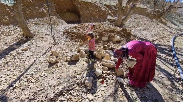 A single mother: looking for a safe shelter for her displaced children. смотреть онлайн