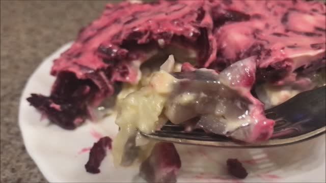 Сельдь под шубой с красным луком и зеленым луком