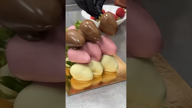 Собираем торт из клубники в шоколаде  #strawberry #chocolate #клубникавшоколаде #food #cake