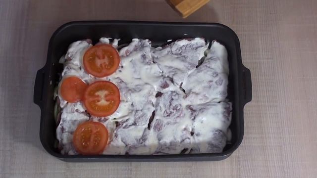 Самое любимое блюдо из свинины!  Мясо в духовке с помидором сыром и грибами