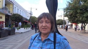 В Крыму латино-американский музыкант из Перу и другие уличные музыканты.