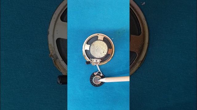 Зачем конденсатор на динамике?