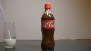 Эксперимент с колой и молоком.