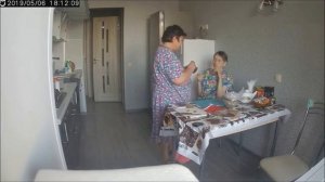 ИЗДЕВАЕТСЯ НАД БАБУШКОЙ!