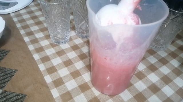 Клубника + Молоко = Молочный коктейль Летом Легко и Просто