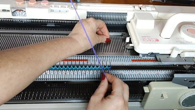 Жемчужная резинка на машине Сильвер Рид. Вяжем расчётный образец. смотреть онлайн